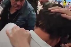巴薩球員泄憤踢球，皇馬球迷無(wú)辜被打中